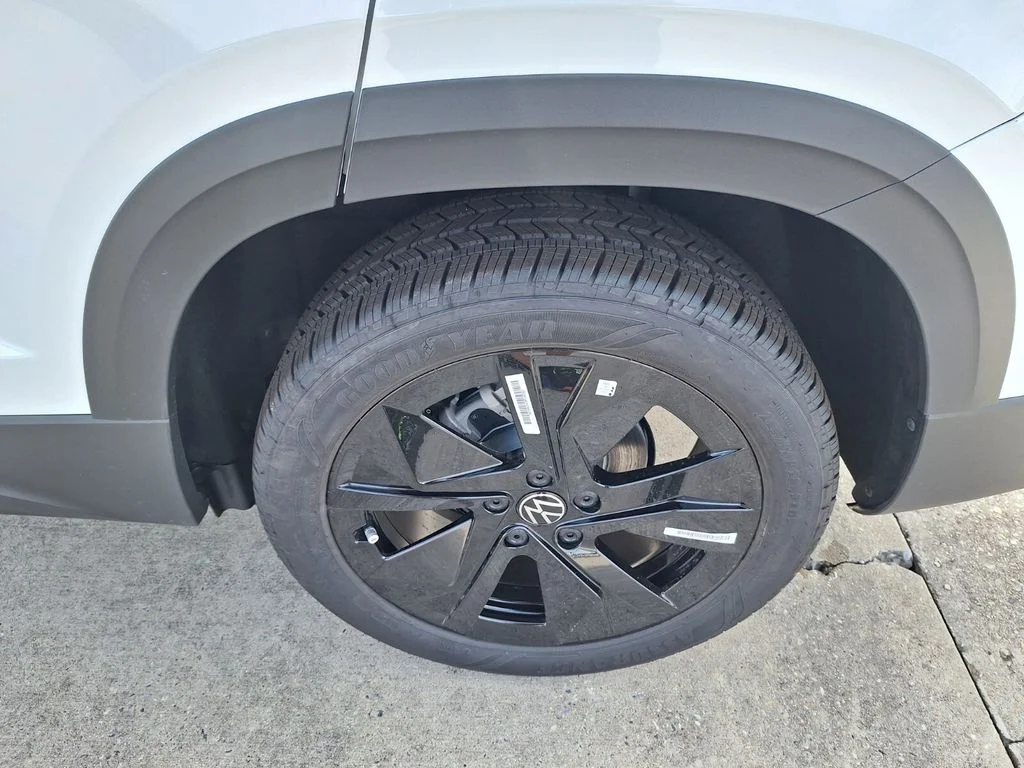 New 2026 White Volkswagen 1.5T SE Black image 24