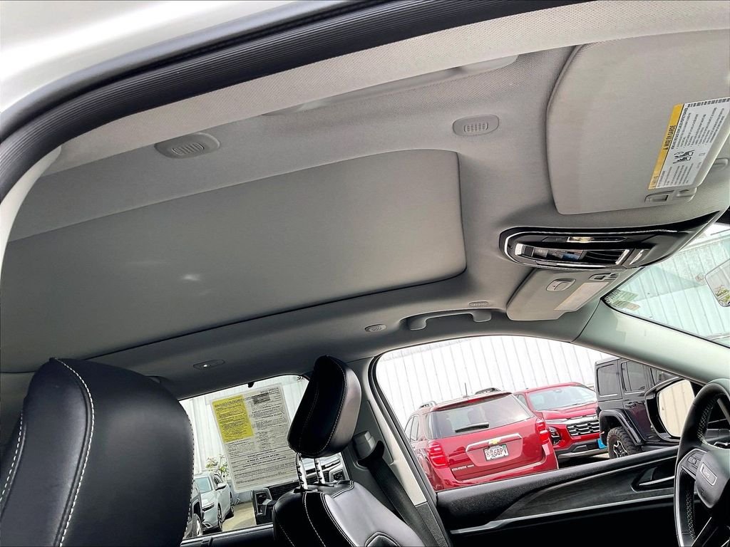 Used 2023 White/off-white Jeep Limited image 23