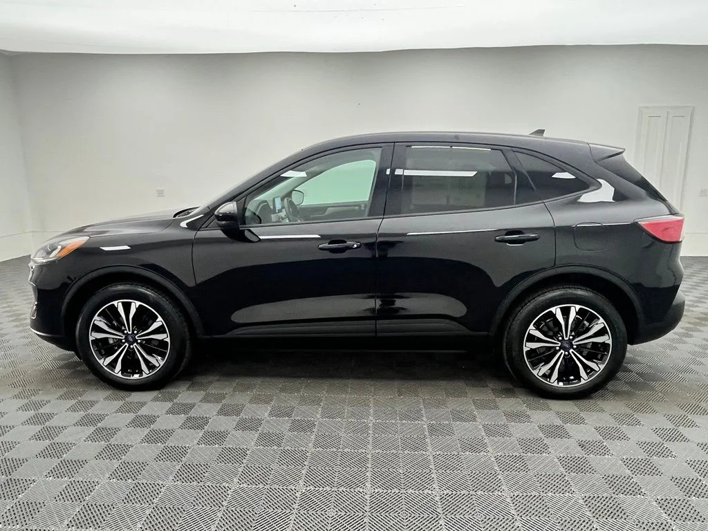 Used 2022 Black Ford SE image 11