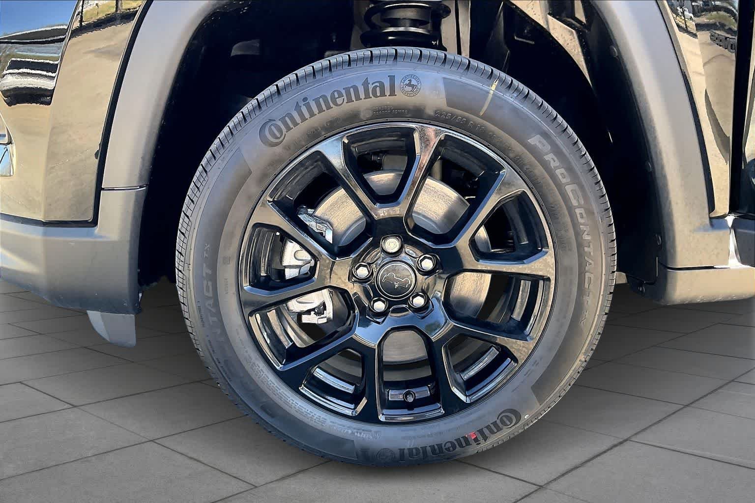 New 2026 Diamond Black Crystal Pearlcoat Jeep Latitude image 11