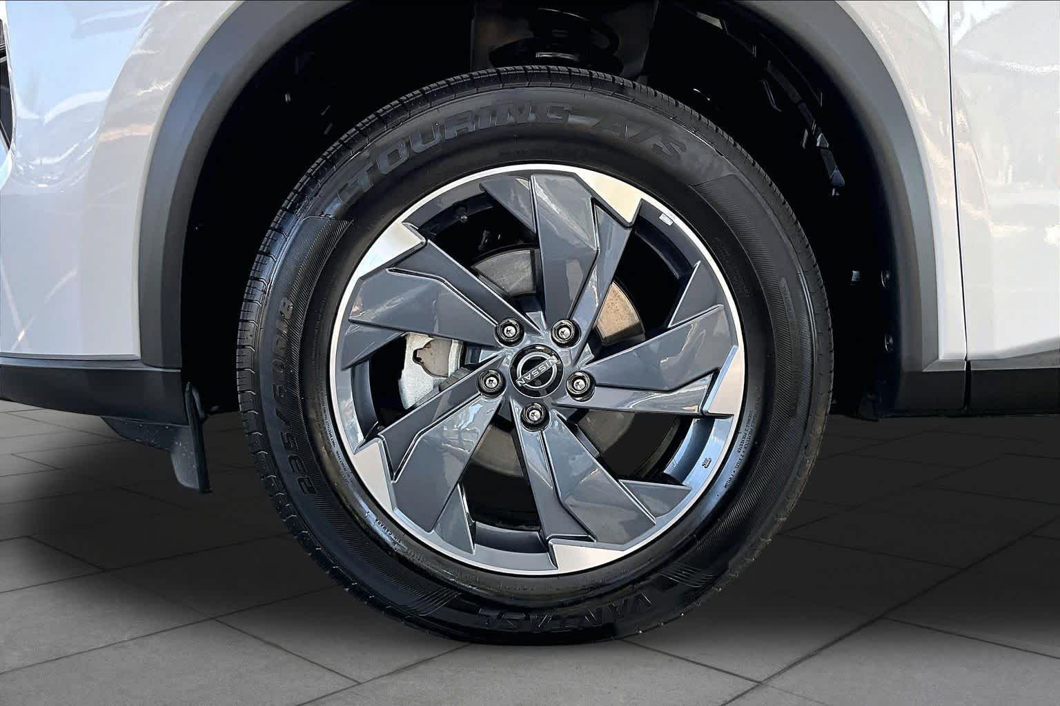 2025 Nissan Rogue SV - Photo 11