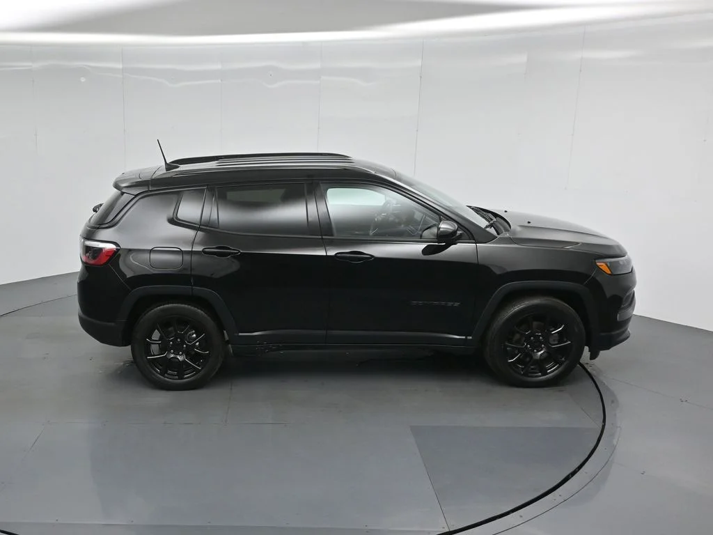 Used 2022 Black Jeep Altitude image 35