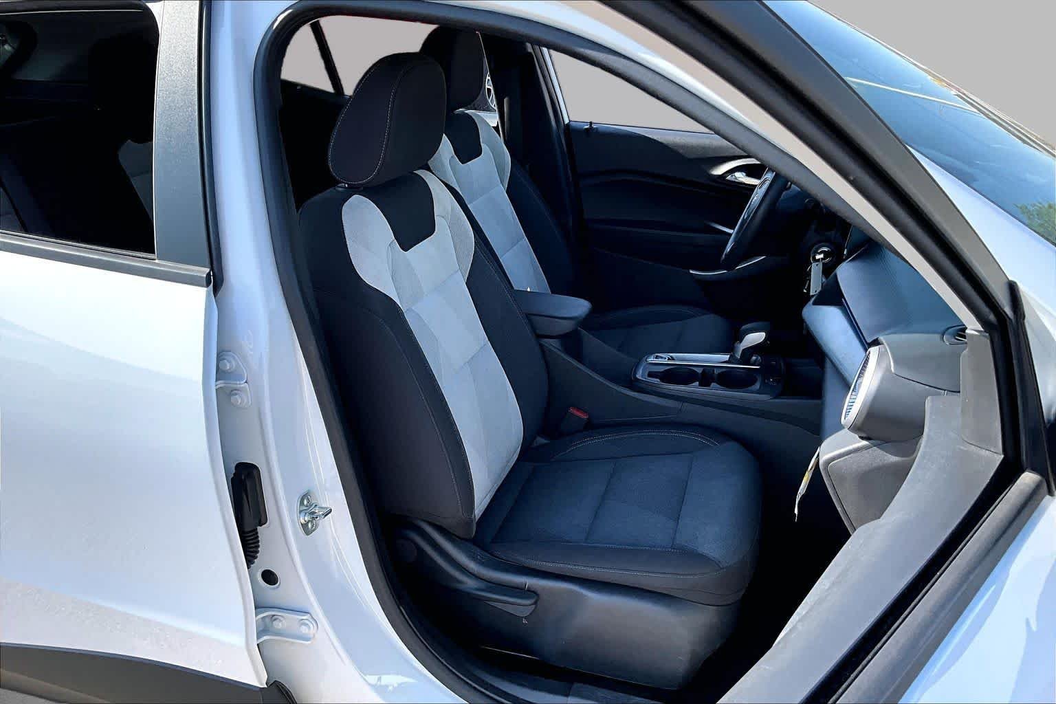 Used 2025 Summit White Chevrolet LS image 9