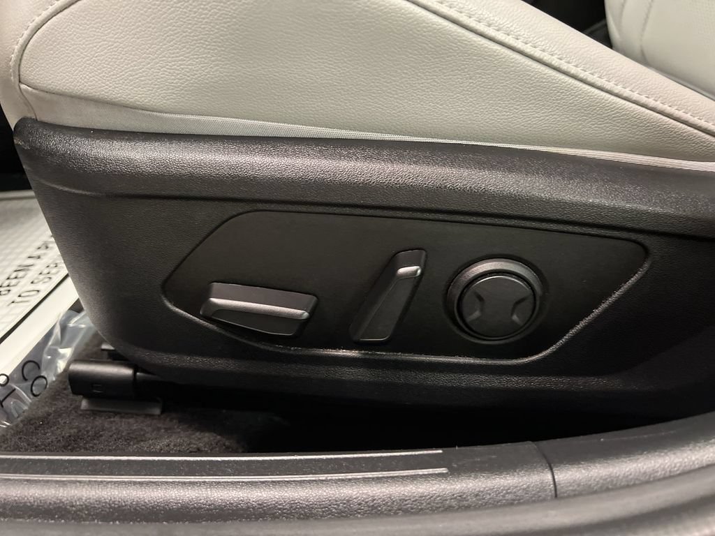 2025 Hyundai Elantra Limited - Photo 12