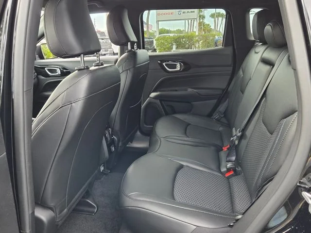New 2026 Diamond Black Crystal Pearl-Coat Exterior Paint Jeep Latitude image 11