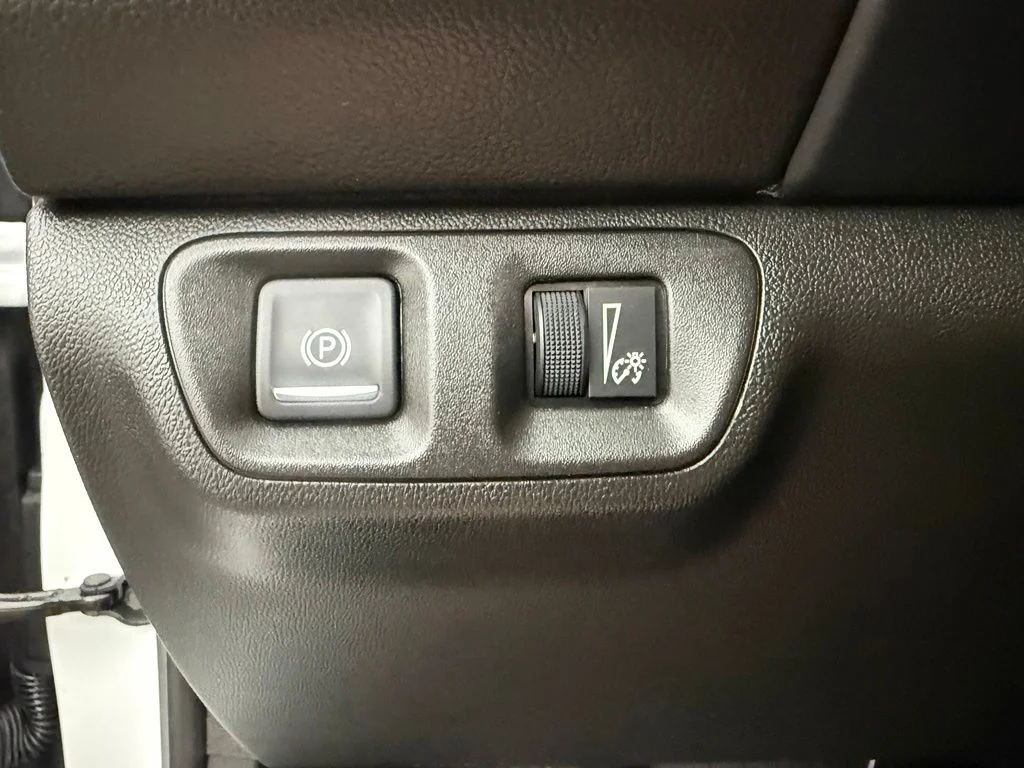 Used 2023 White GMC SLT image 31