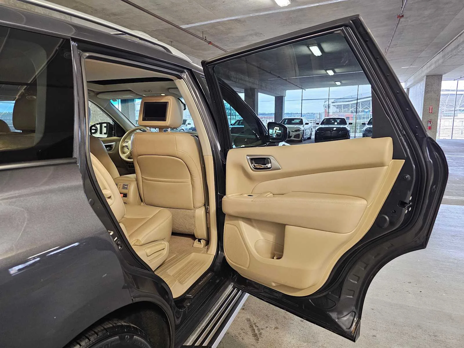 Used 2014 Dark Slate Nissan Platinum image 23