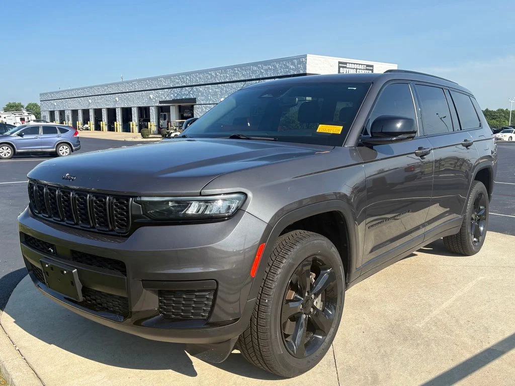 Used 2022 Baltic Gray Metallic Clearcoat Jeep Altitude image 3