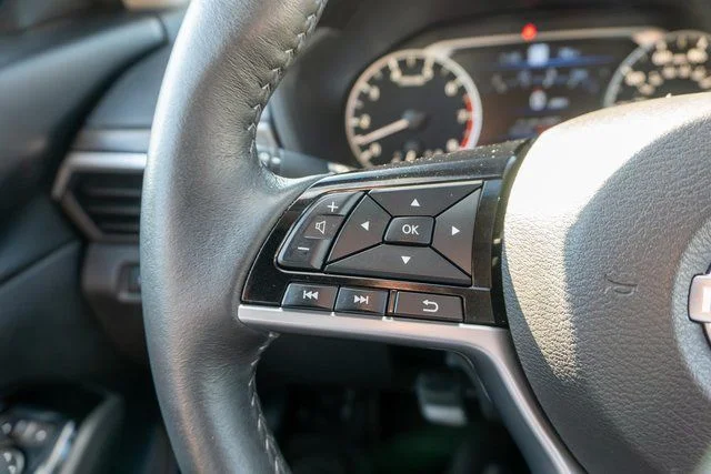 Used 2025 Silver Nissan 2.5 SL image 26