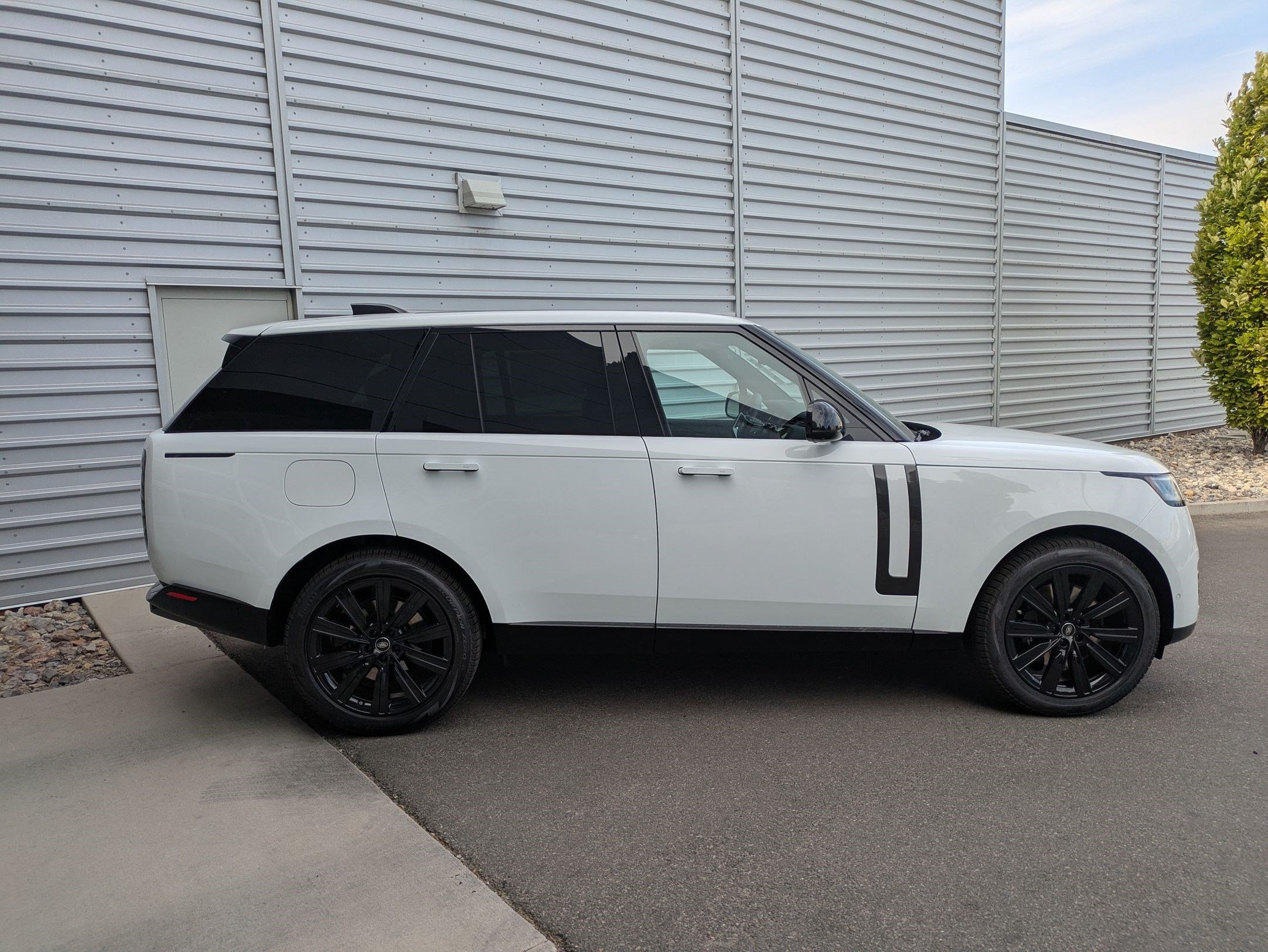 New 2025 Fuji White Land Rover SE image 7
