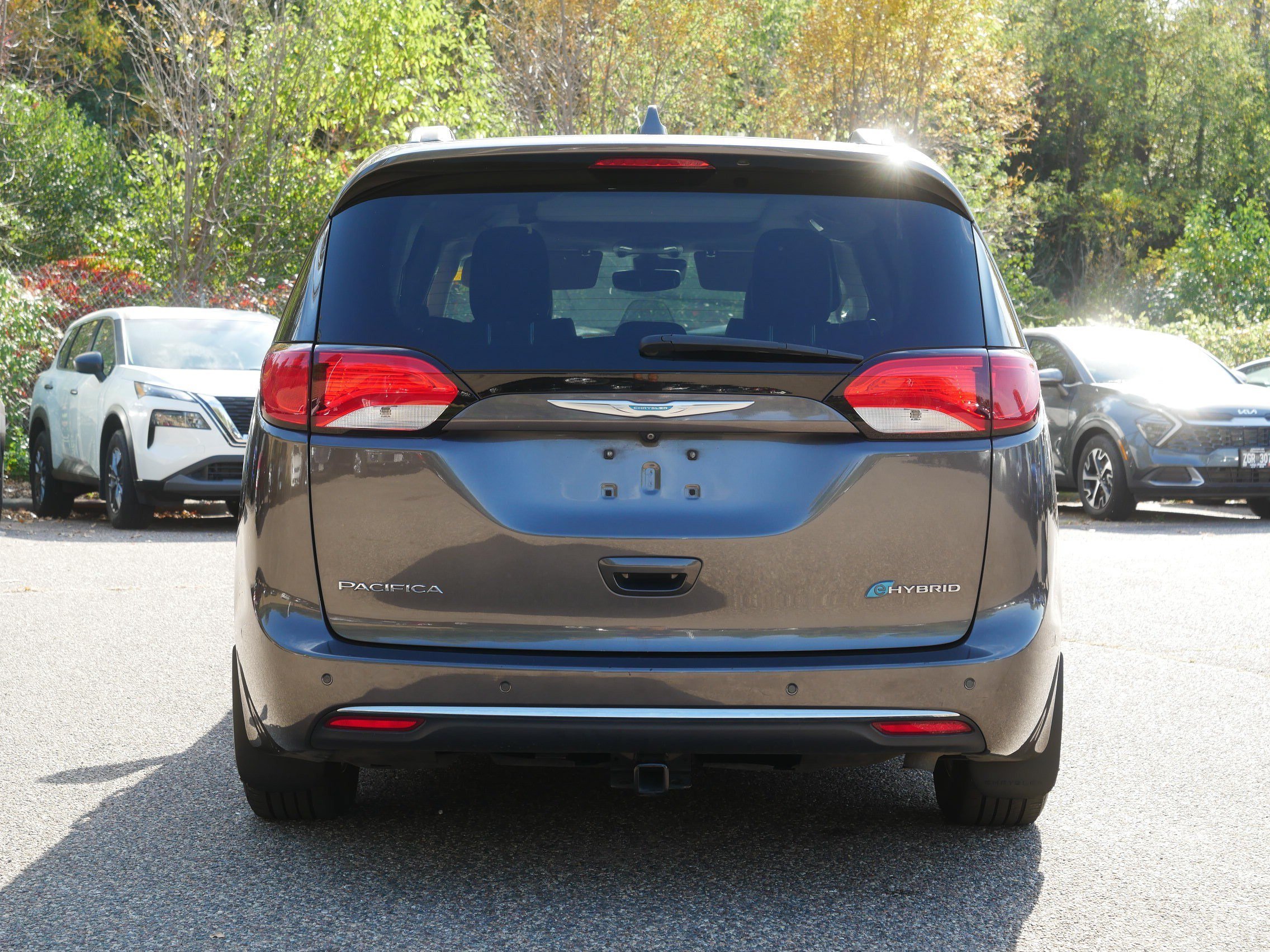 Used 2018 Granite Crystal Metallic Clearcoat Chrysler Hybrid Limited image 6