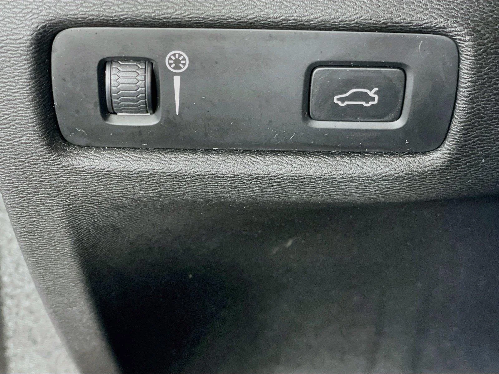 Used 2019 Fusion Red Metallic Volvo R-Design image 13