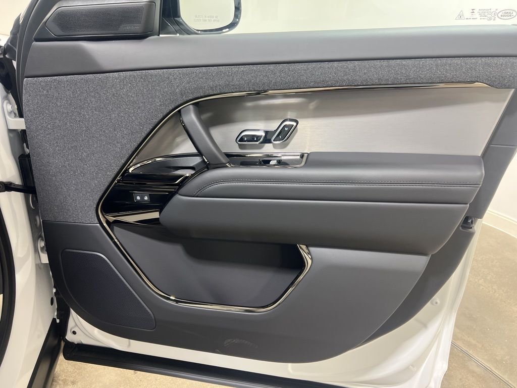 Used 2025 Ostuni Pearl White Premium Metallic Land Rover SE image 22