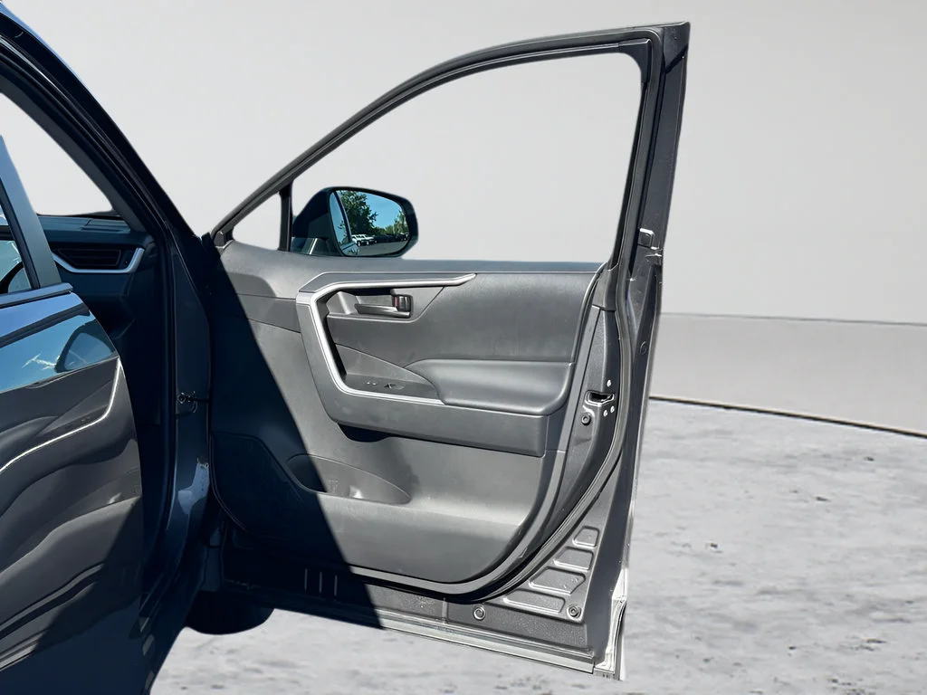 2024 Toyota RAV4 LE - Photo 31