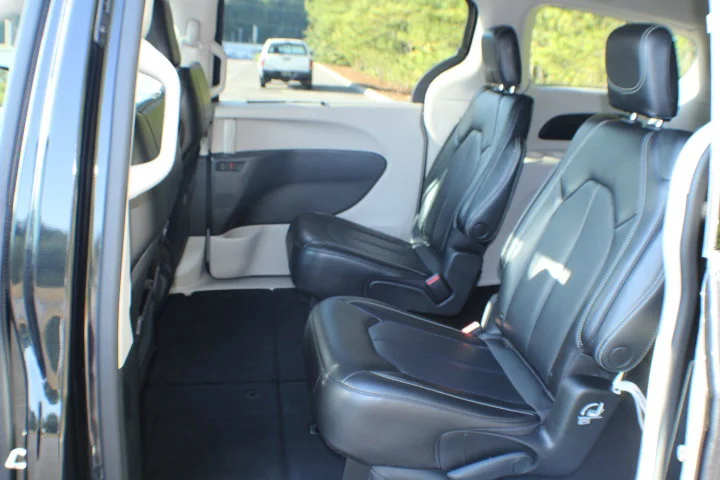 Used 2023 Brilliant Black Crystal Pearlcoat Chrysler Touring L image 15