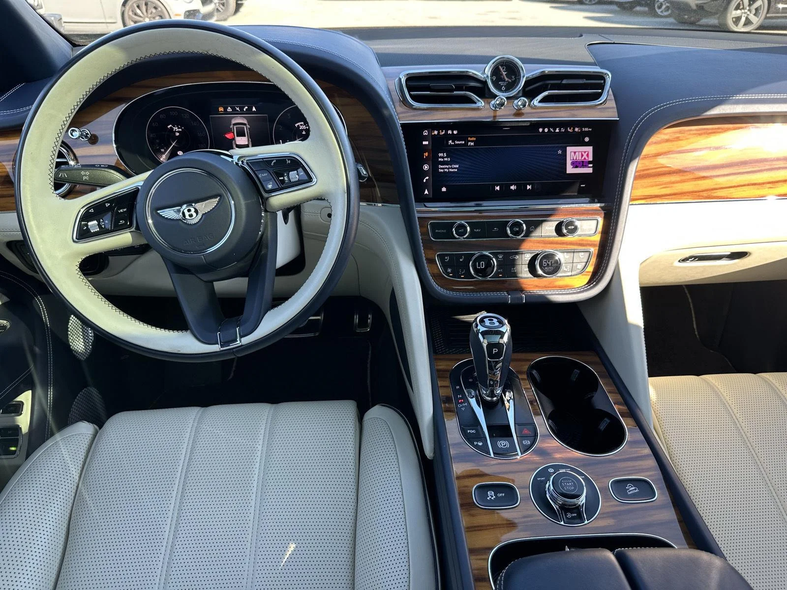 Used 2022 Dark Sapphire Bentley V8 image 28