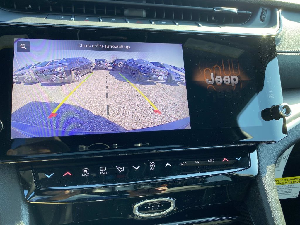 New 2026 Diamond Black Crystal Pearl-Coat Exterior Paint Jeep Altitude image 11