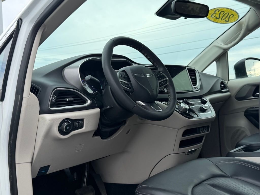 Used 2023 White Chrysler Touring L image 11