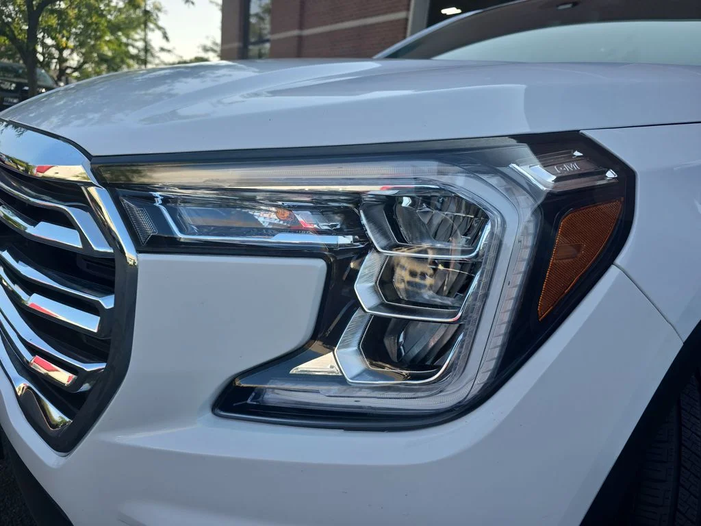 Used 2024 White GMC SLT image 29