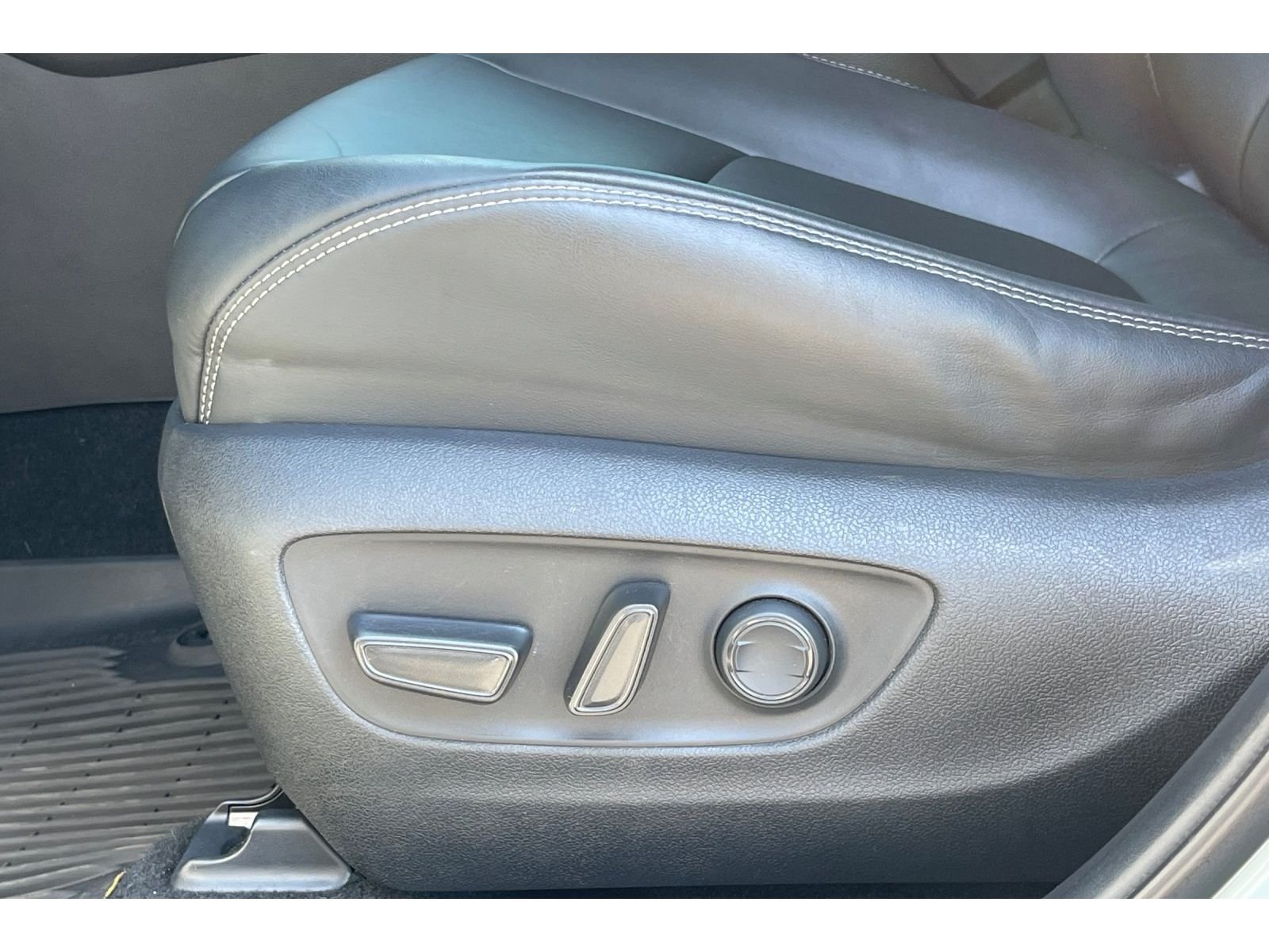 Used 2022 Lunar Rock Toyota XLE Premium image 14