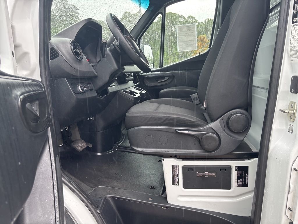 Used 2021  Freightliner w/ 16