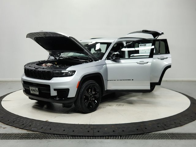 Used 2023 Silver Jeep Altitude image 12