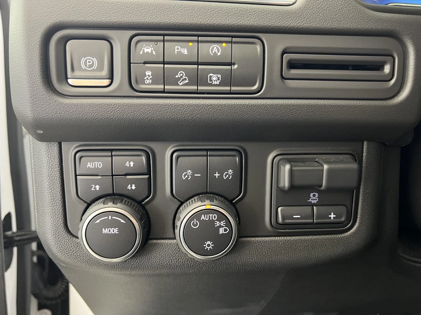 Used 2024 Summit White Chevrolet Z71 image 9