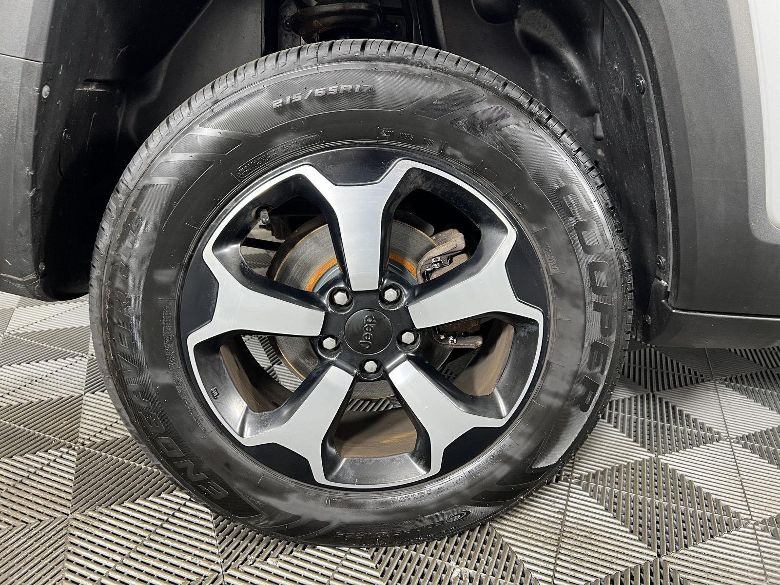 Used 2021 Glacier Metallic Clearcoat Jeep Trailhawk image 30