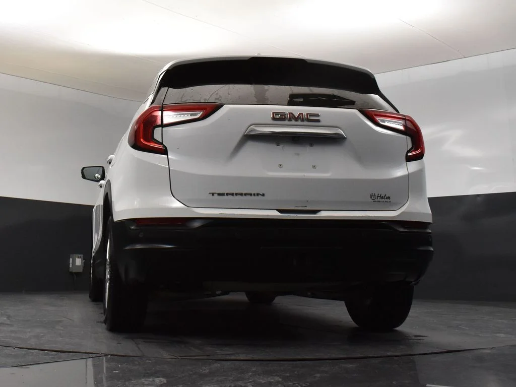 Used 2022 White GMC SLE image 10