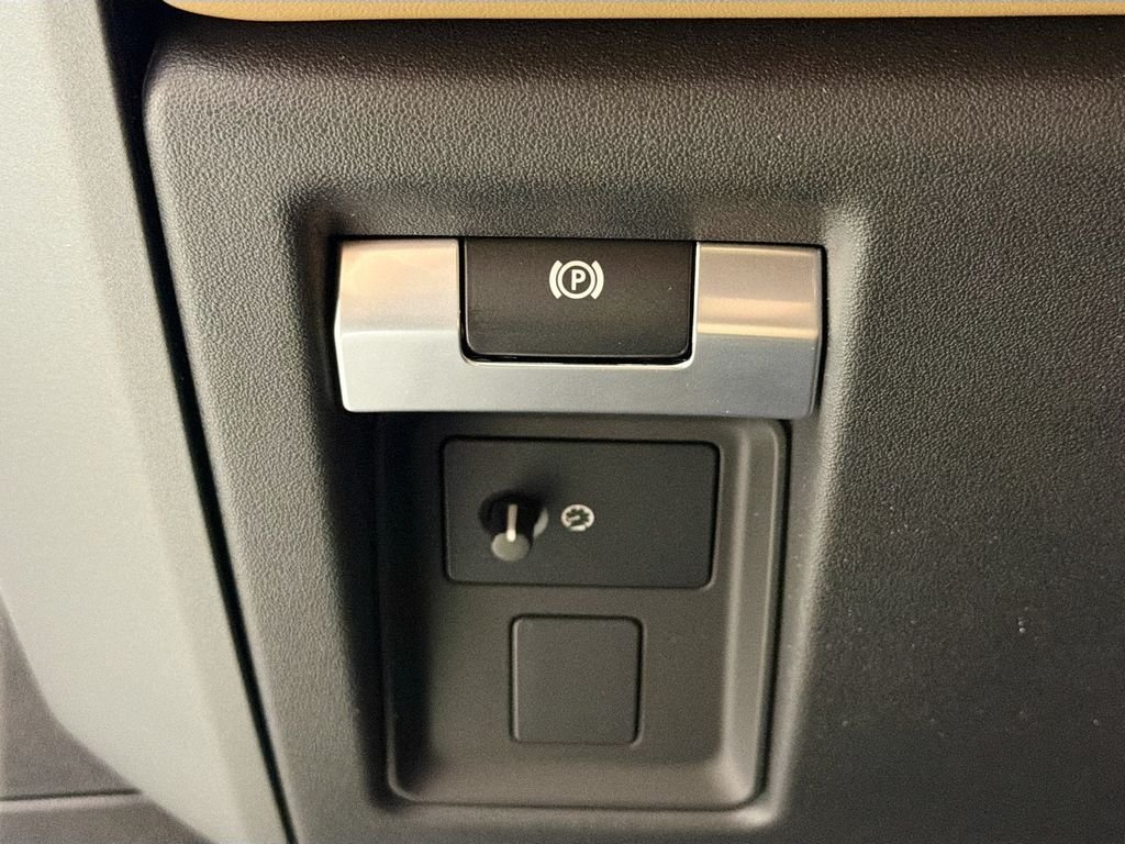 New 2026 Fuji White Land Rover X-Dynamic SE image 10