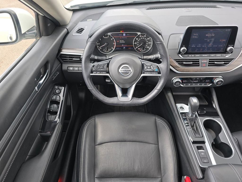 Used 2020 White Nissan 2.5 Platinum image 18