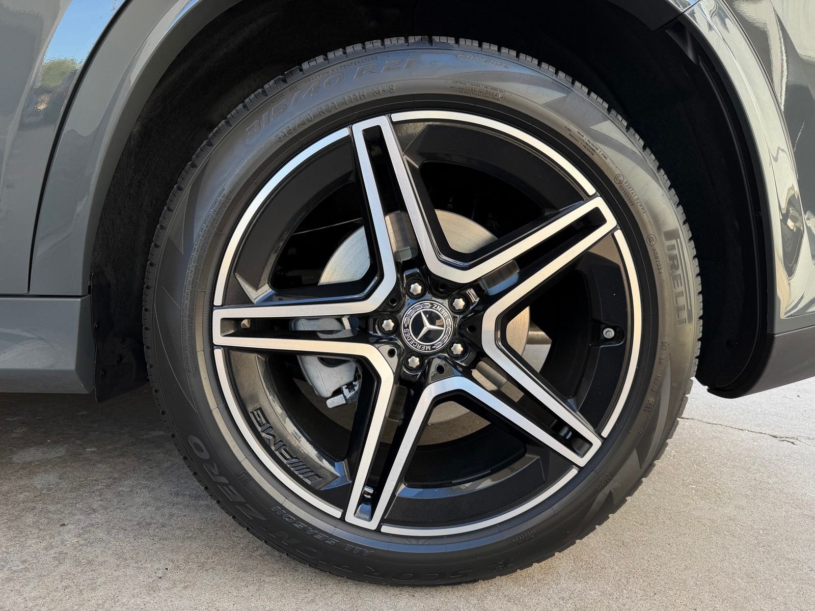 New 2026 MANUFAKTUR Silicon Grey Mercedes-Benz GLS 450 image 24