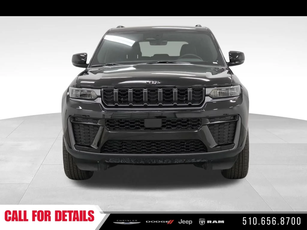 New 2026 Diamond Black Crystal Pearl-Coat Exterior Paint Jeep Altitude image 2