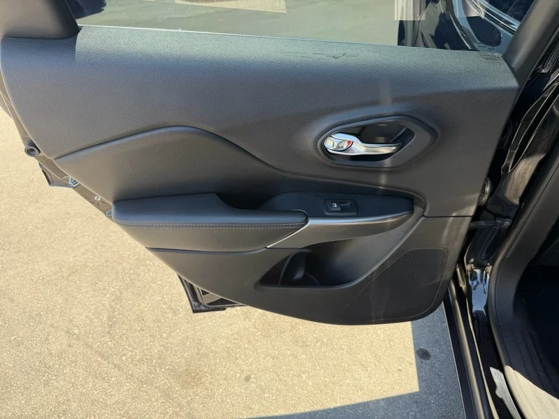 Used 2019 Diamond Black Cry Jeep Limited image 18