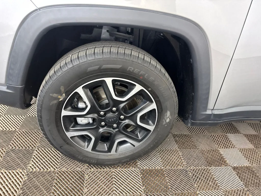 Used 2019 Silver Jeep Trailhawk image 30