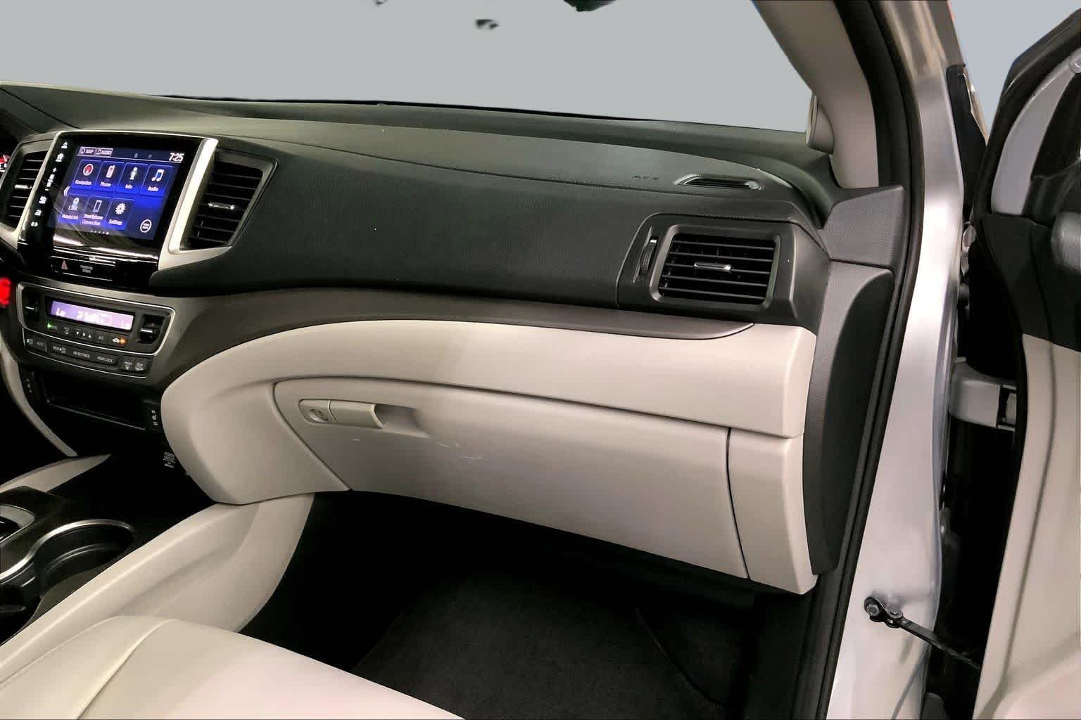 Used 2017 Lunar Silver Metallic Honda EX-L image 19