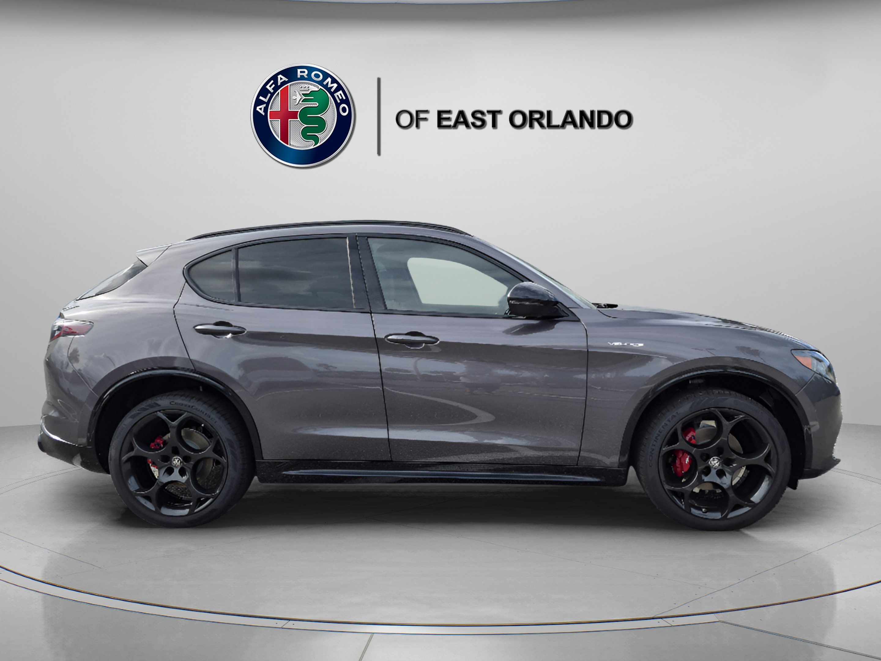New 2026 Vesuvio Gray Metallic Exterior Paint Alfa Romeo  image 8
