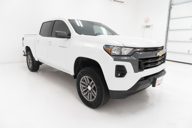 Used 2023 Summit White Chevrolet 2WD LT image 3