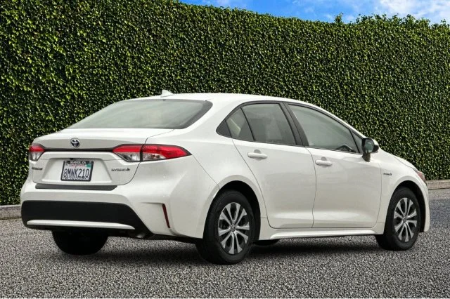 Used 2020 White Toyota LE image 3