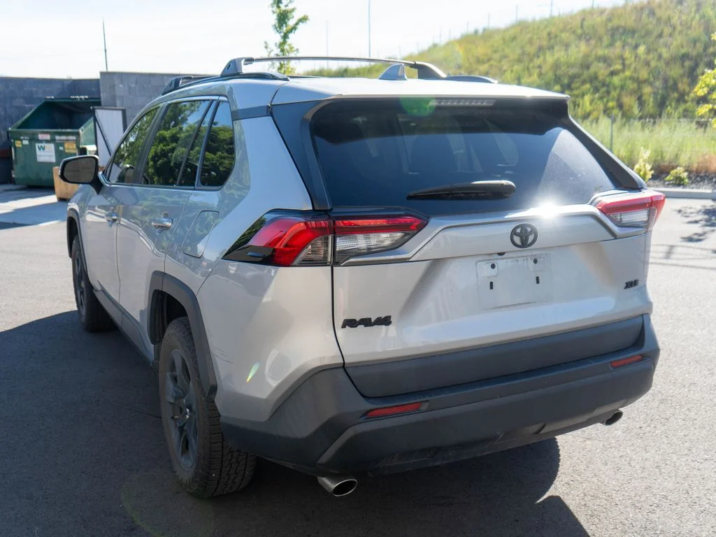 Used 2019 Silver Toyota XLE image 5
