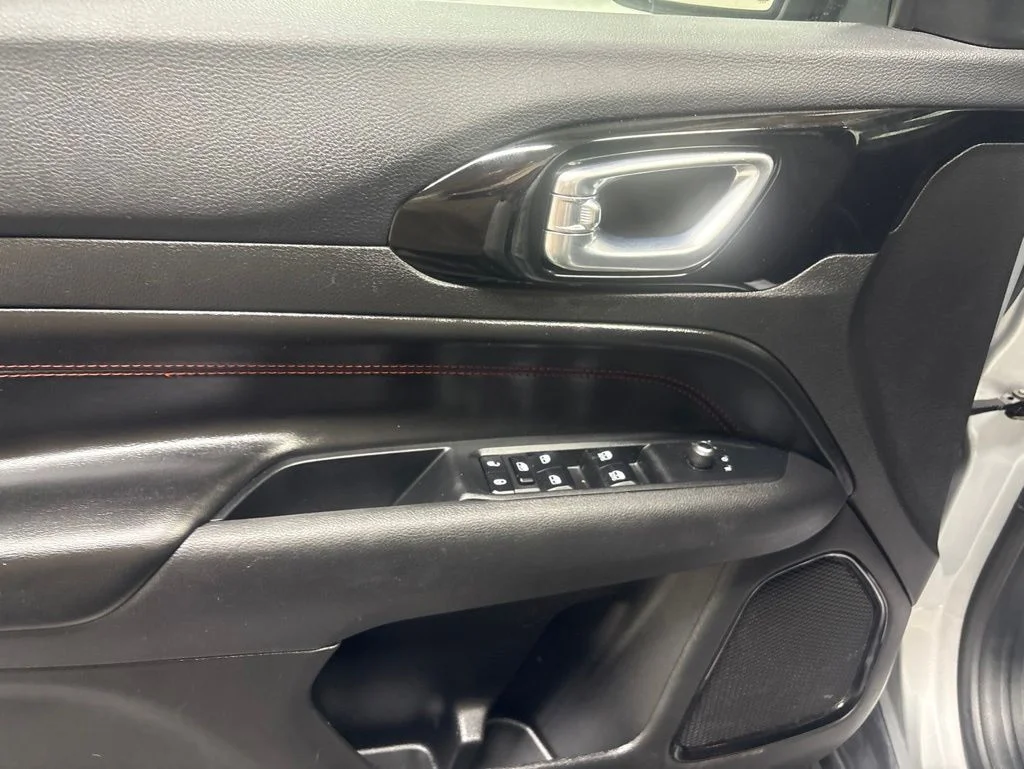 Used 2025 Silver Jeep Trailhawk image 9