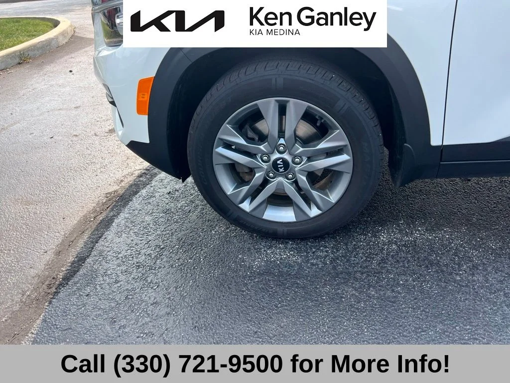 Used 2021 White Kia S image 16