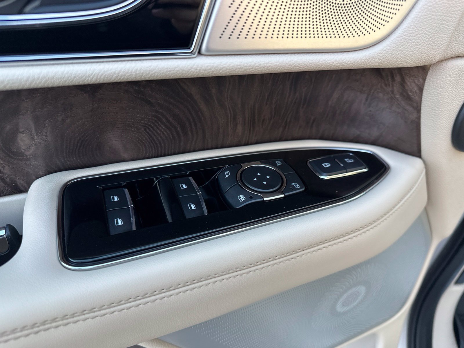 Used 2019 White Lincoln Reserve image 20