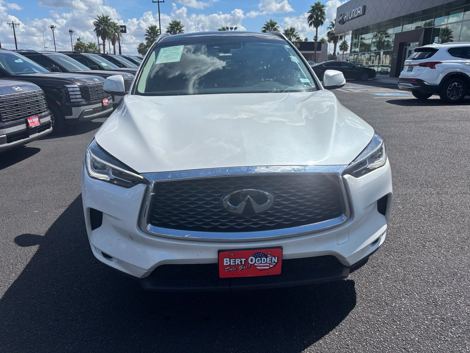 Used 2023 White INFINITI LUXE image 2
