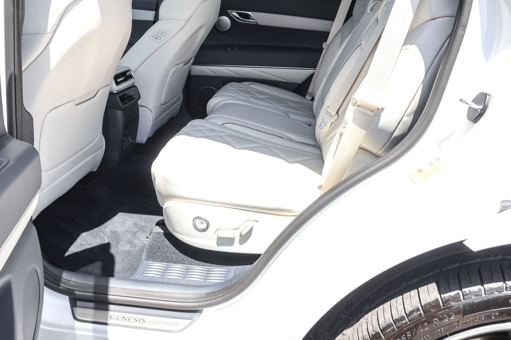 Used 2025 White Genesis 3.5T Prestige image 38