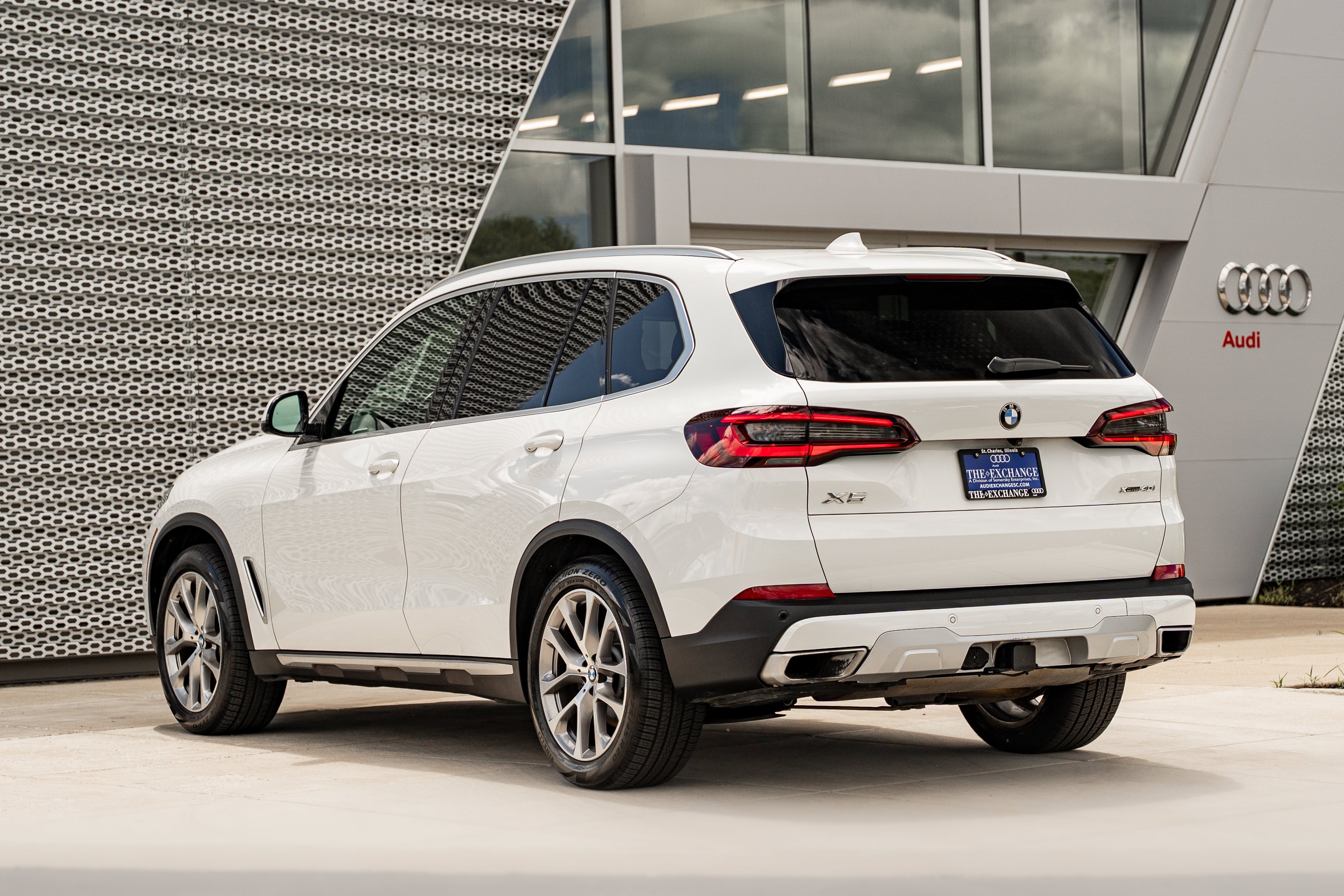 Used 2021 Alpine White BMW xDrive40i image 5