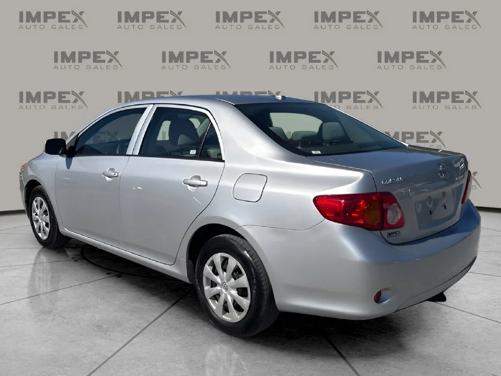 Used 2009 Silver Toyota LE image 3