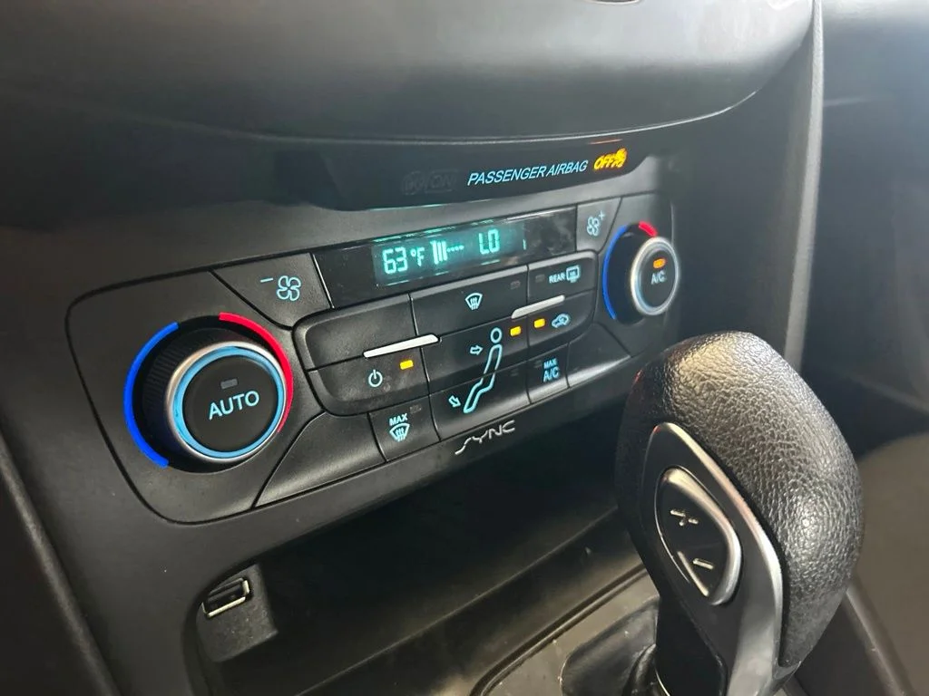 Used 2018 Gray Ford SE image 39