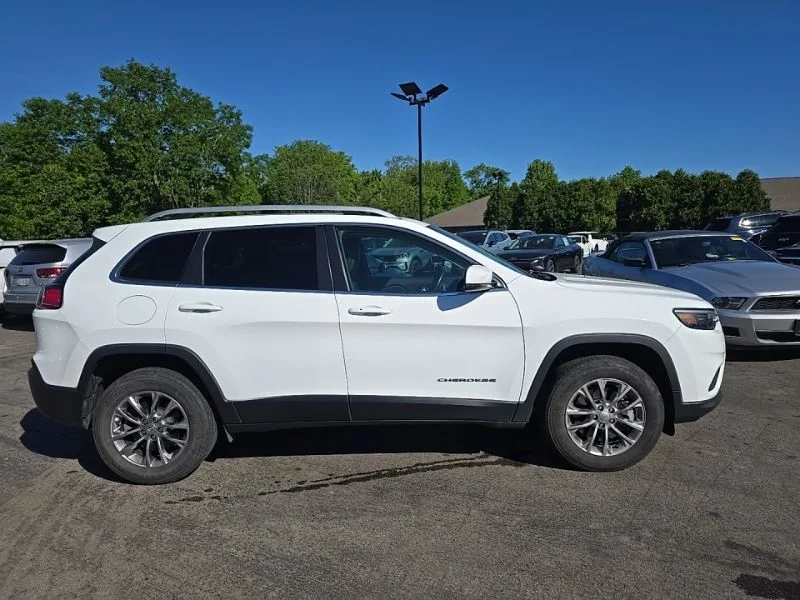 Used 2021 White Jeep Latitude Lux image 9