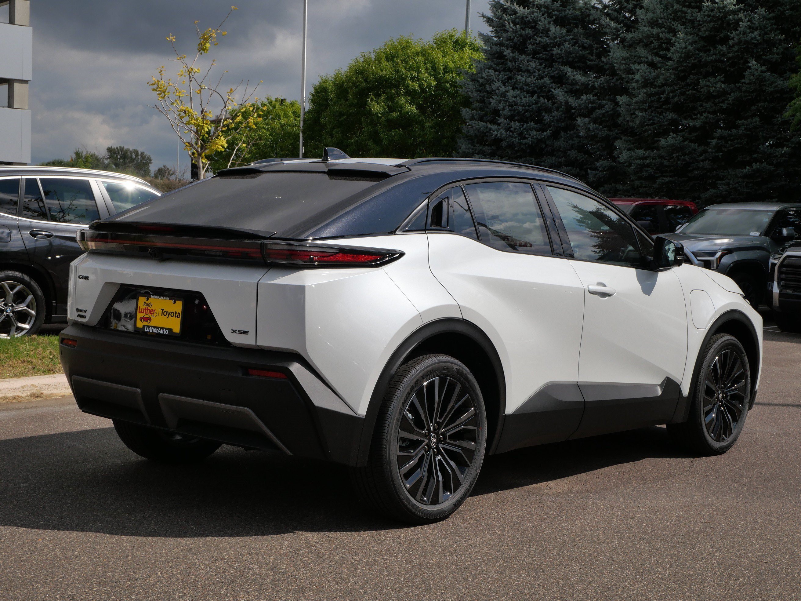 New 2026 Wind Chill Pearl with Midnight Black Metallic roof <sup>1</sup> Toyota  XSE image 2
